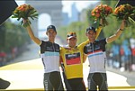 Le podium final du Tour de France 2011: Andy Schleck, Cadel Evans, Frank Schleck